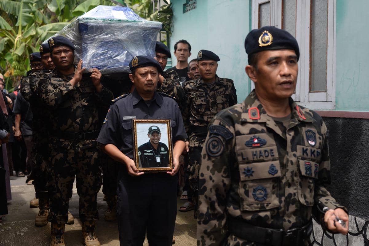 Petugas Kementerian Kelautan dan Perikanan (KKP) mengusung peti jenazah korban kecelakaan pesawat ATR 42-500, almarhum Restu Adi Pribadi saat tiba di rumah duka, di Wonosari, Klaten, Jawa Tengah, Minggu (25/1/2026). (ANTARA FOTO/Aloysius Jarot Nugroho)