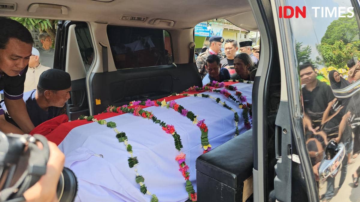 Peti jenazah Capt. Andy Dahananto di rumah duka