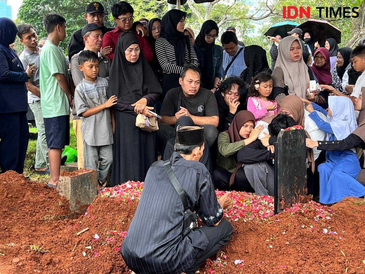 Pemakaman jenazah almarhum Dwi Murdiono korban jatuhnya pesawat ATR 42-500 asal Tajur Halang, Bogor, Jawa Barat.