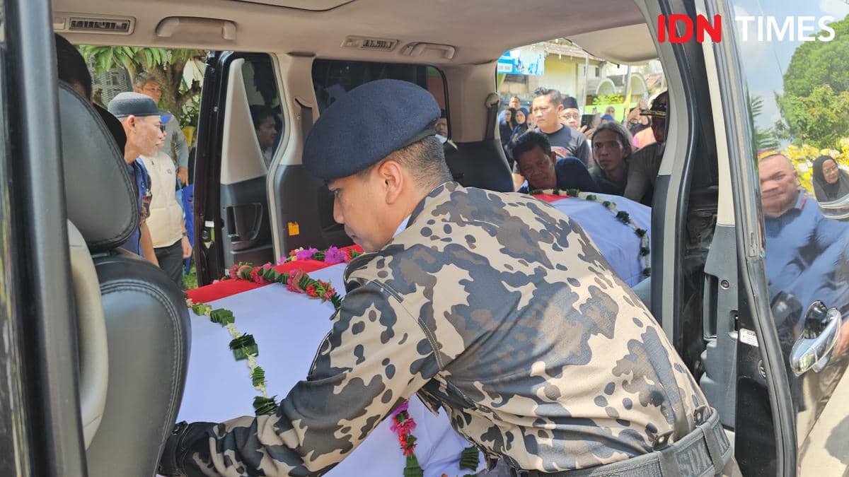 Peti jenazah Capt. Andy Dahananto di rumah duka