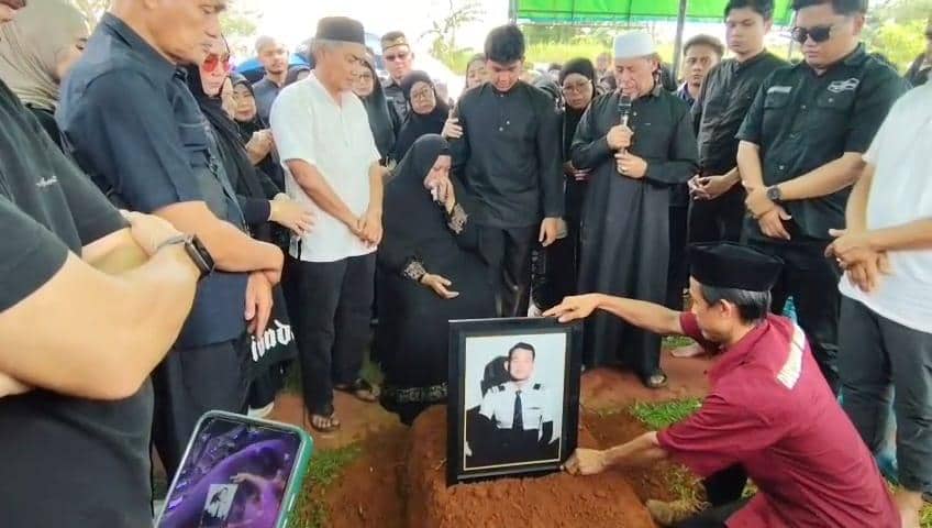 Prabowo Telepon Menteri KKP Trenggono Usai Pingsan saat Pimpin Upacara