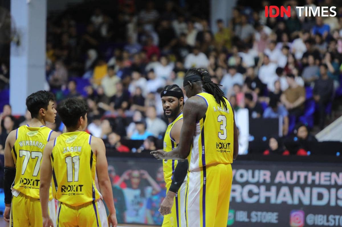Duel Rajawali Medan kontra Satria Muda Pertamina di Gor Unimed, Minggu (25/1/2026) (IDN Times/Doni Hermawan)