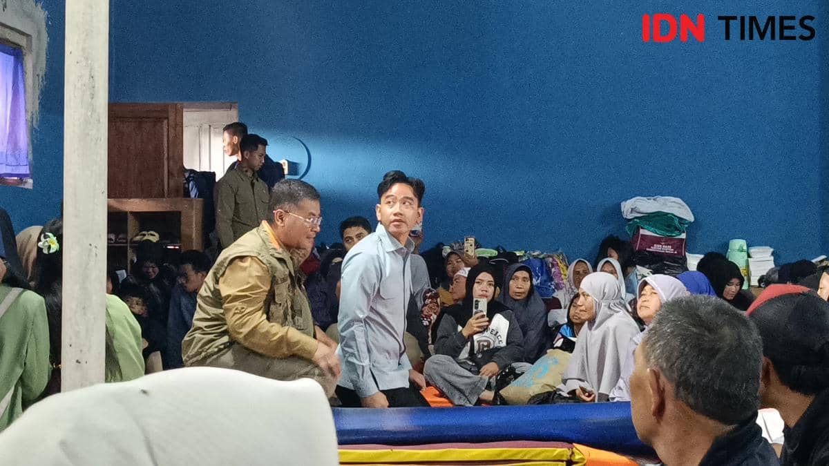 Wakil Presiden Gibran Rakabuming Raka mendatangi tempat sementara korban longsor di Desa Pasirlangu, Kecamatan Cisarua, Kabupaten Bandung Barat. IDN Times/Debbie Sutrisno