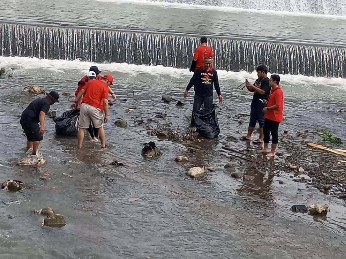 Peringati HUT PDIP, Ratusan Kader di Bantul Gotong Royong Bersih Sungai Code