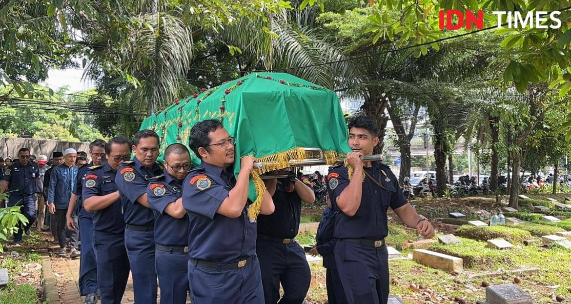 Personel KKP menggotong keranda jenazah almarhum Dwi Murdiono korban jatuhnya pesawat ATR 42-500 asal Tajur Halang, Bogor, Jawa Barat.