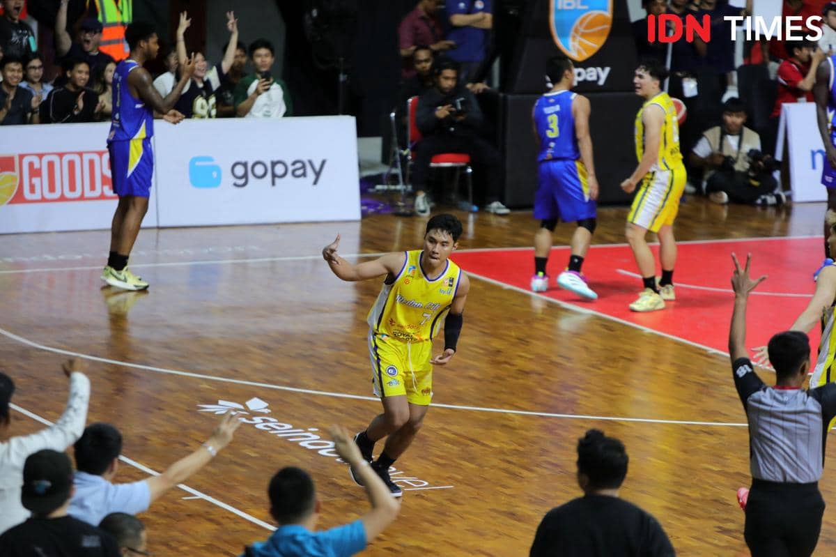 Guard Rajawali Medan Wimbardi selebrasi usai mencetak tiga poin saat duel kontra Satria Muda Pertamina di Gor Unimed, Minggu (25/1/2026) (IDN Times/Doni Hermawan)