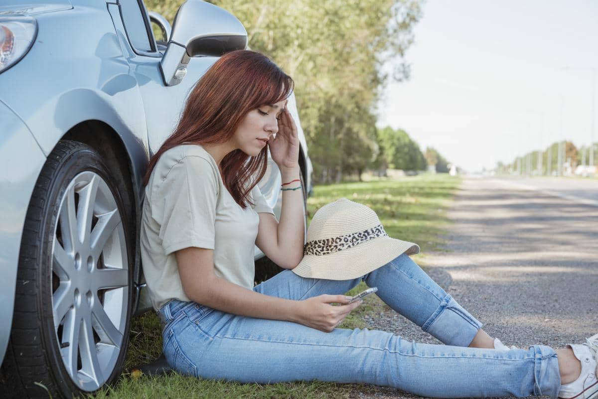Ilustrasi wanita yang frustrasi akibat mobilnya mogok