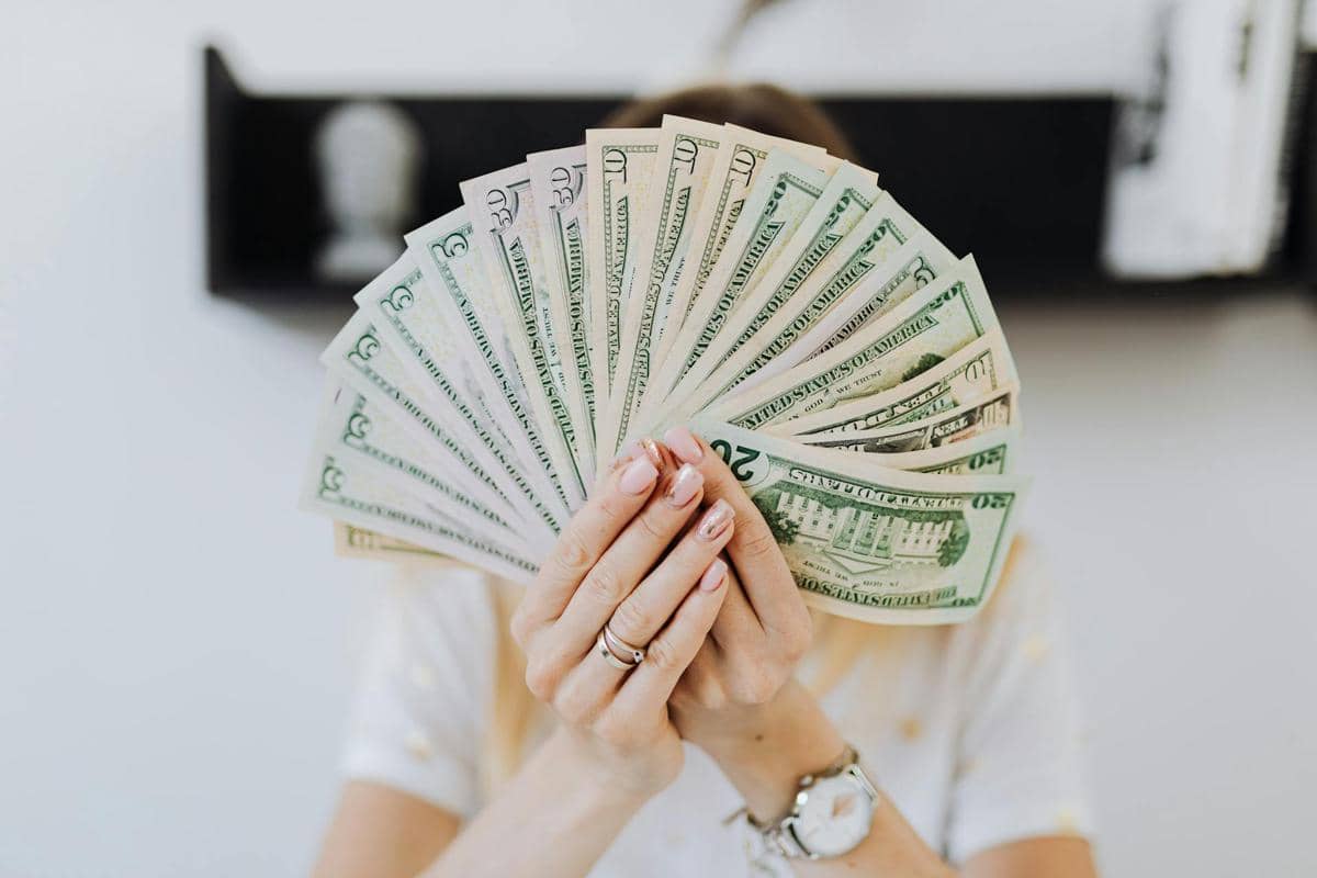 Gaji Masih UMR, Apakah Bisa Disebut Merdeka Finansial?