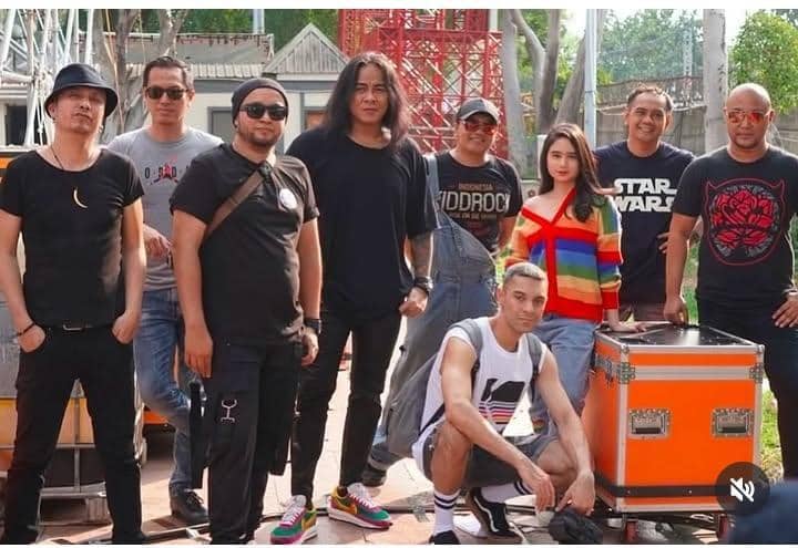 kenangan Tissa Biani dan Lucky Widja vokalis band Element