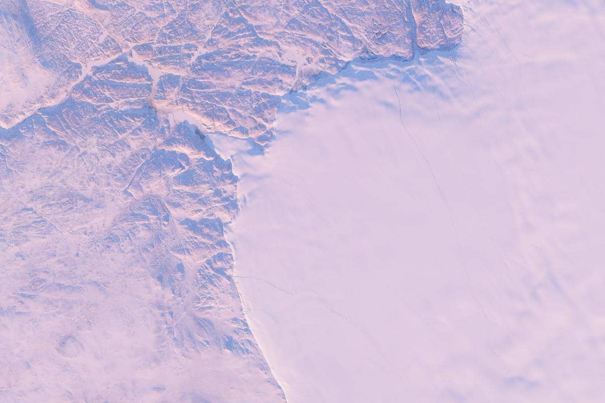 permukaan gletser Kawah Hiawatha di Greenland 