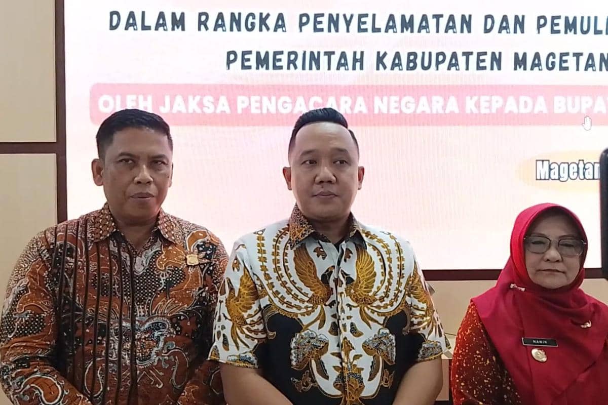 Plt Kajari Magetan, Farhan Zunaedi (tengah). IDN Times/Riyanto.