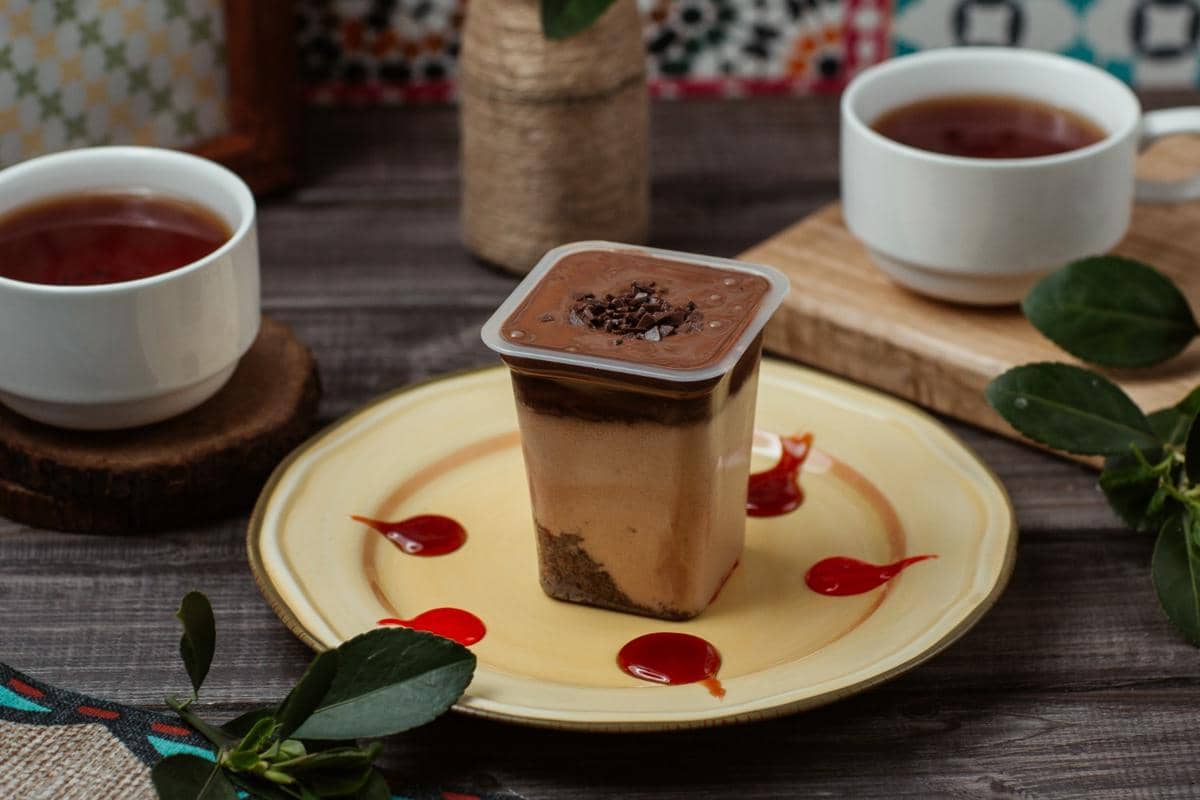 ilustrasi puding cokelat lapis biskuit