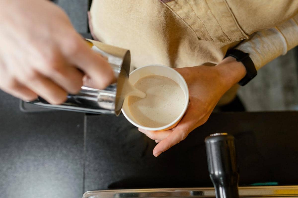 ilustrasi menuang susu untuk latte 