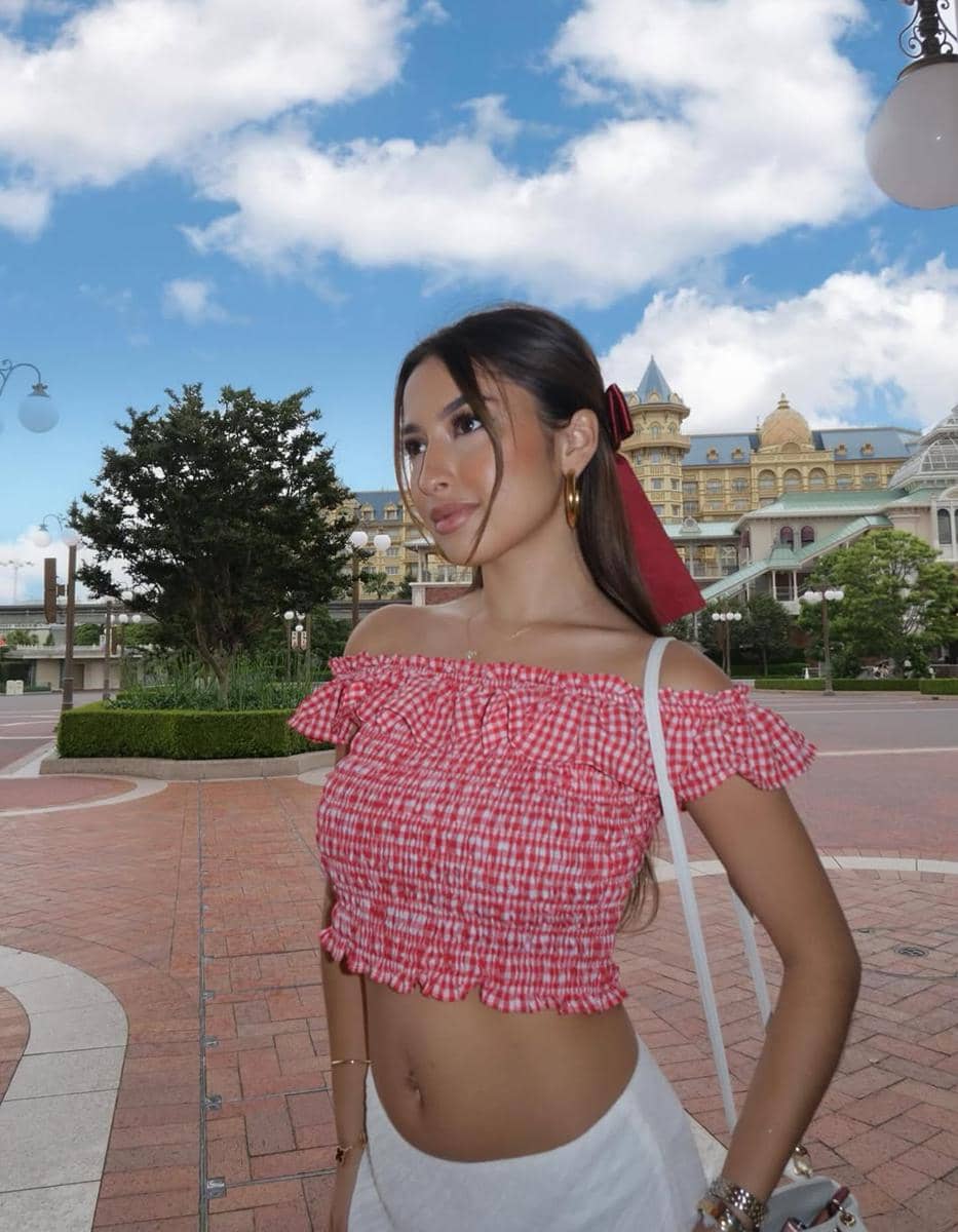 ide gaya liburan ala Jennifer Coppen 