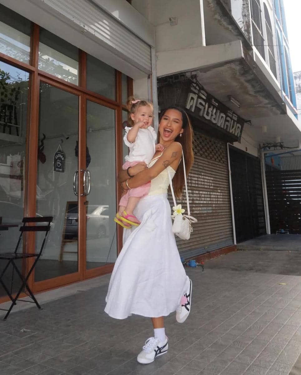 ide gaya liburan ala Jennifer Coppen 