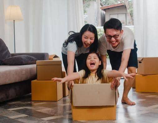Anak bermain dengan orang tua
