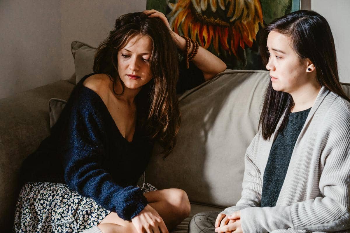 ilustrasi mendengarkan masalah orang lain 