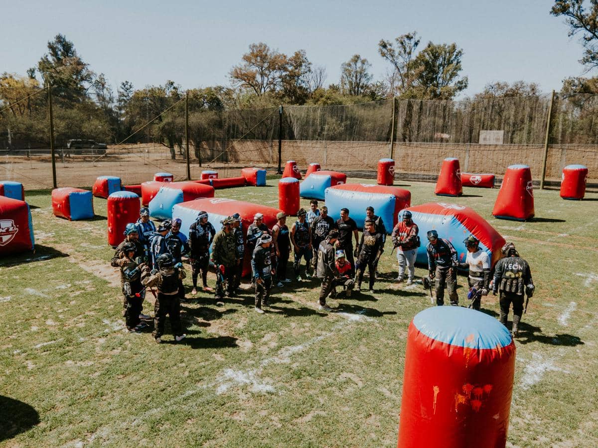 ilustrasi bermain paintball