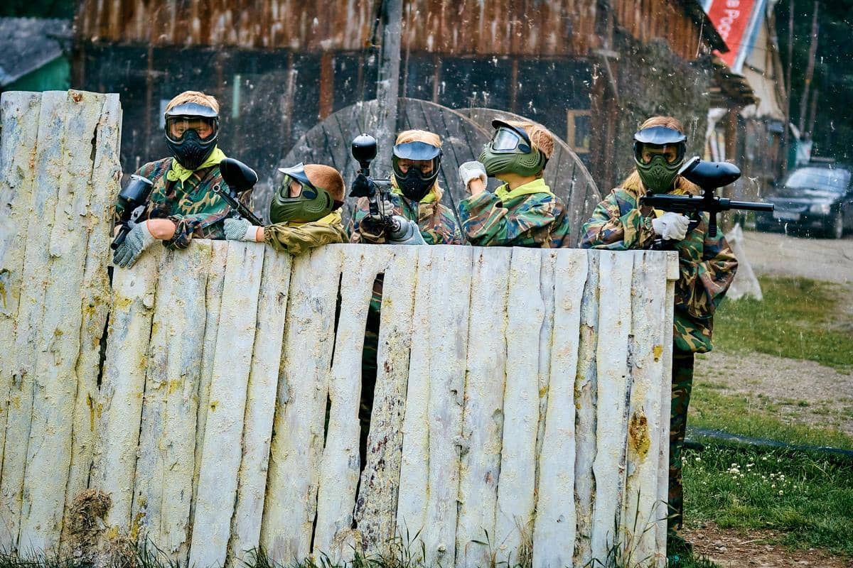 ilustrasi bermain paintball