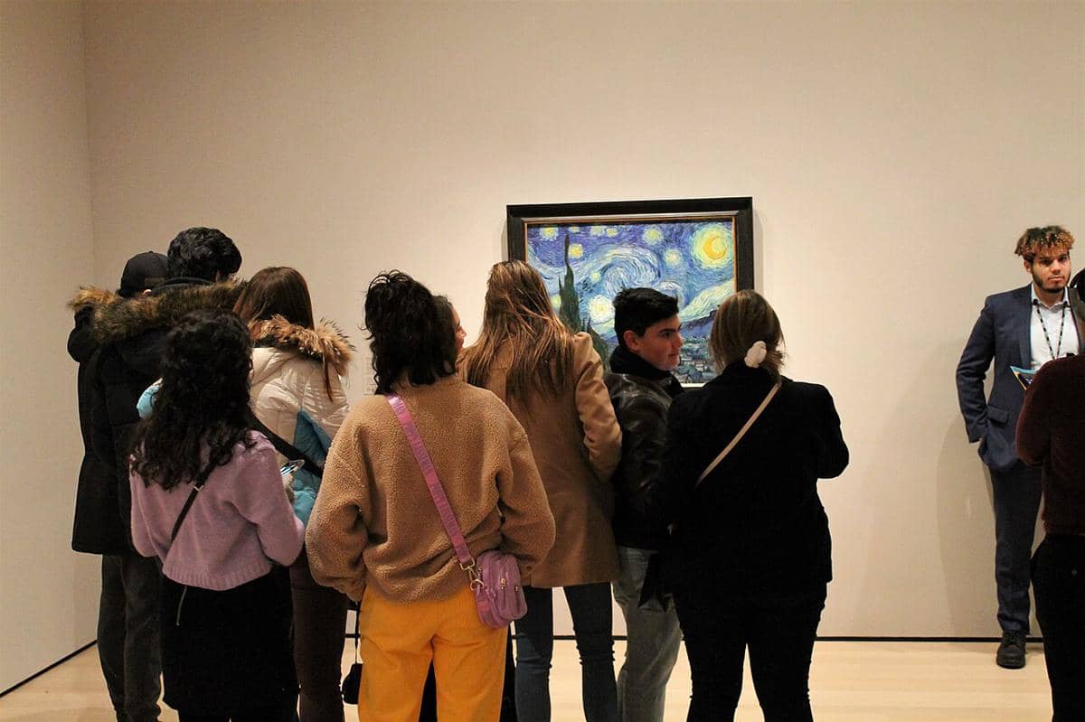 Momen kerumunan orang berkumpul di depan lukisan terkenal Vincent van Gogh, The Starry Night , di Museum of Modern Art (MoMA) di New York City. 