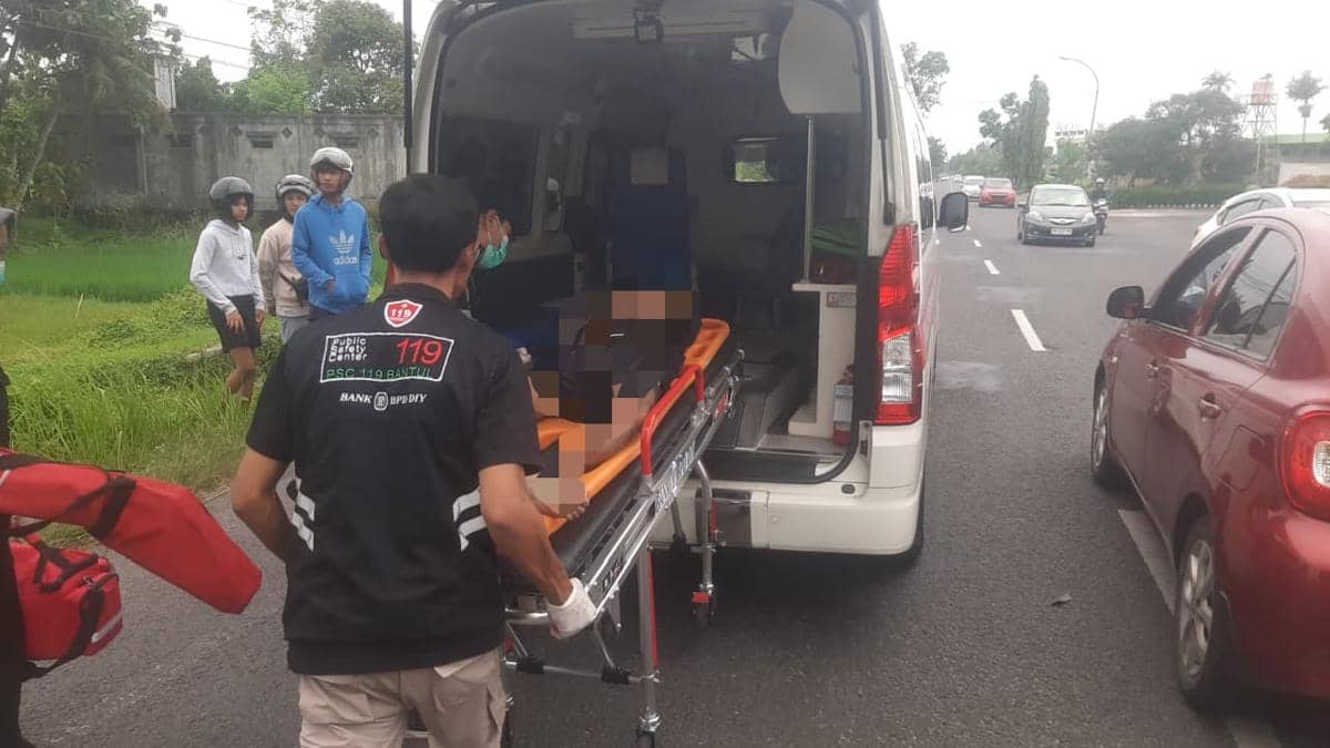 Korban kecelakaan lalu lintas dilarikan ke rumah sakit dengan mobil ambulan. (Dok. Polres Bantul)
