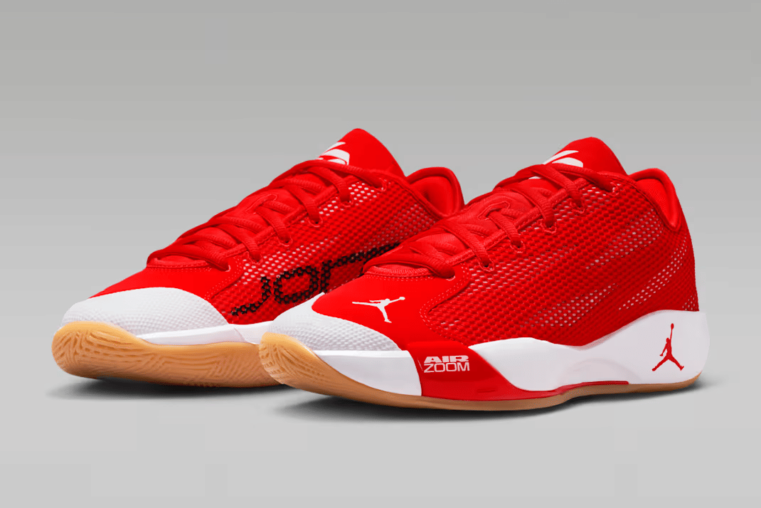 foto sneakers merah Nike