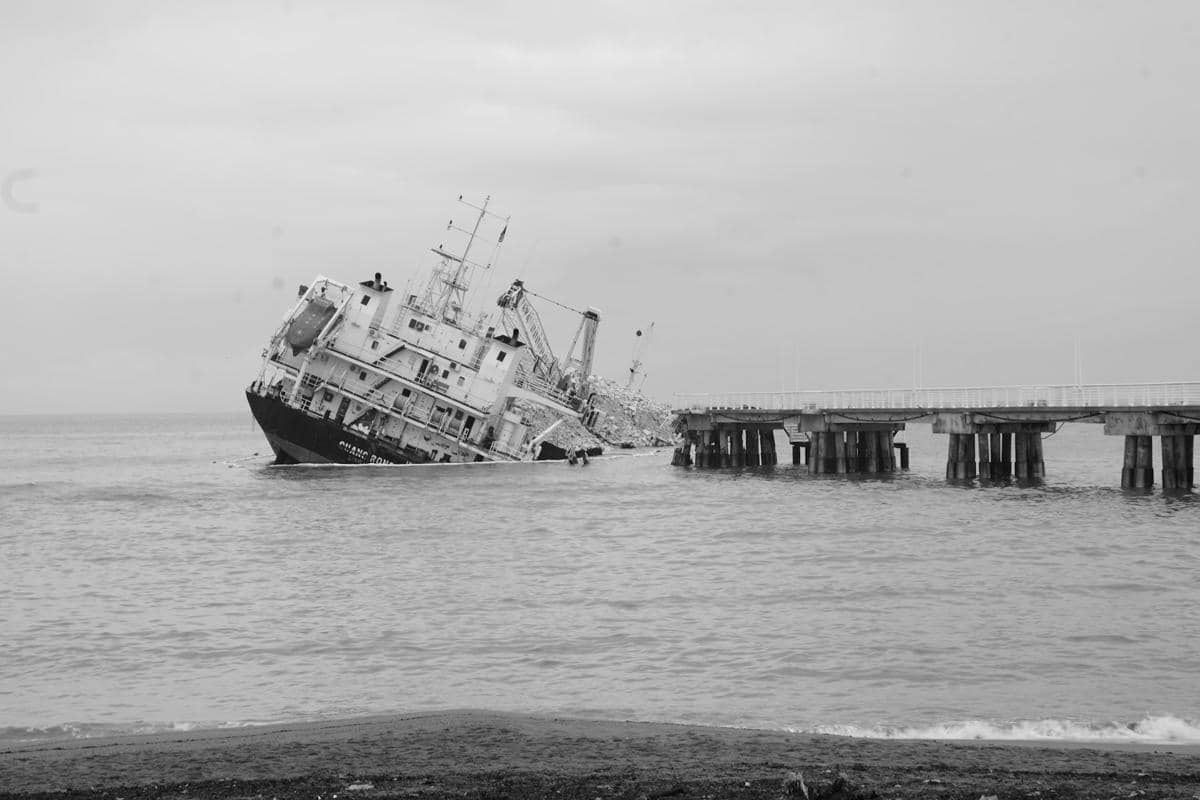 Kapal tenggelam di laut. 