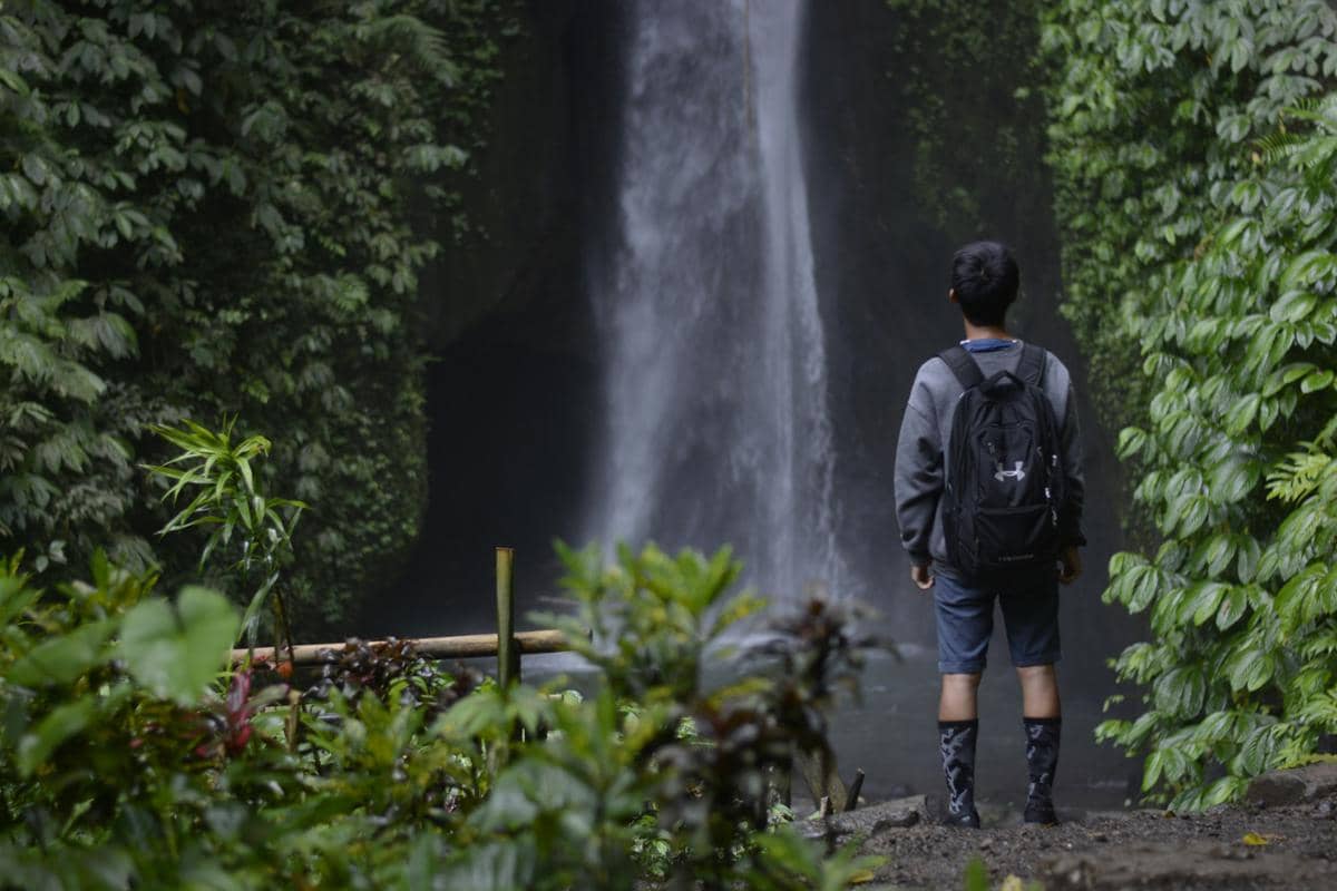 ilustrasi wisata ke air terjun (unsplash.com/Ket Monnyreak)