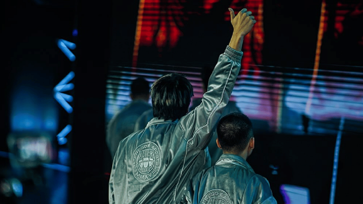 Nino mengacungkan jempol untuk menyemangati penonton yang telah mendukung AE