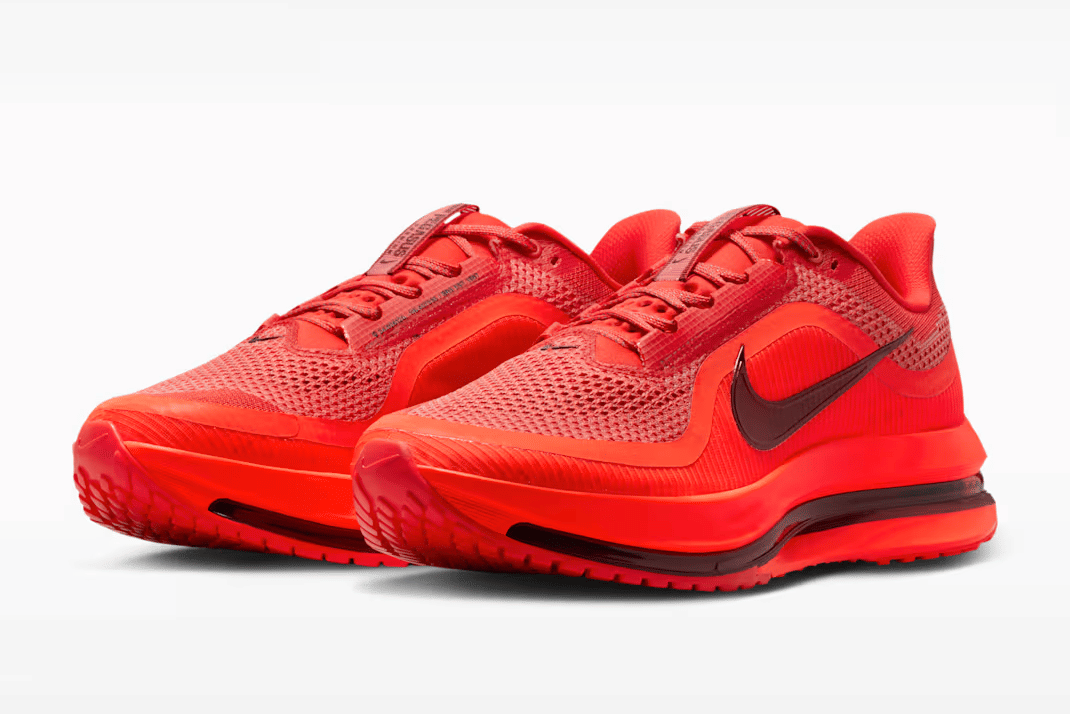foto sneakers merah Nike