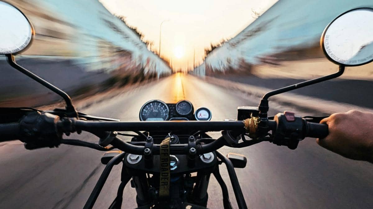 ilustrasi berangkat pagi hari (unsplash.com/Nishal Pavithran)