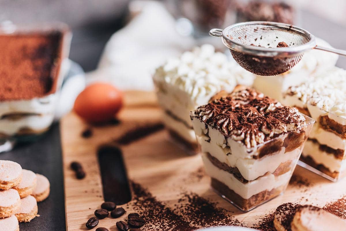ilustrasi choco tiramisu dessert box 