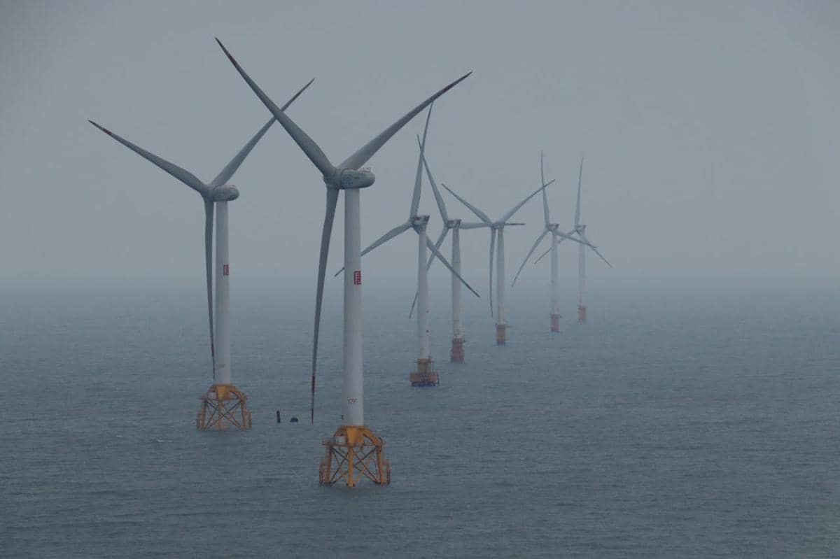 Kincir angin di pembangkit listrik tenaga angin. 