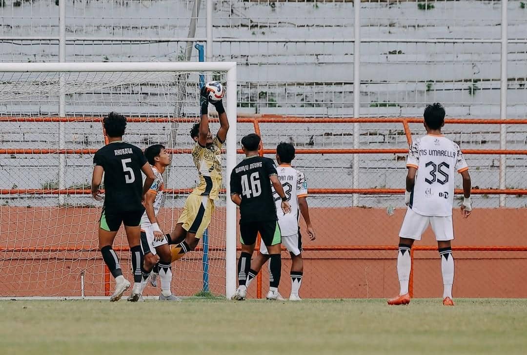 Jalannya pertandingan antara Perseden Denpasar (putih) dan Gresik United (hitam).