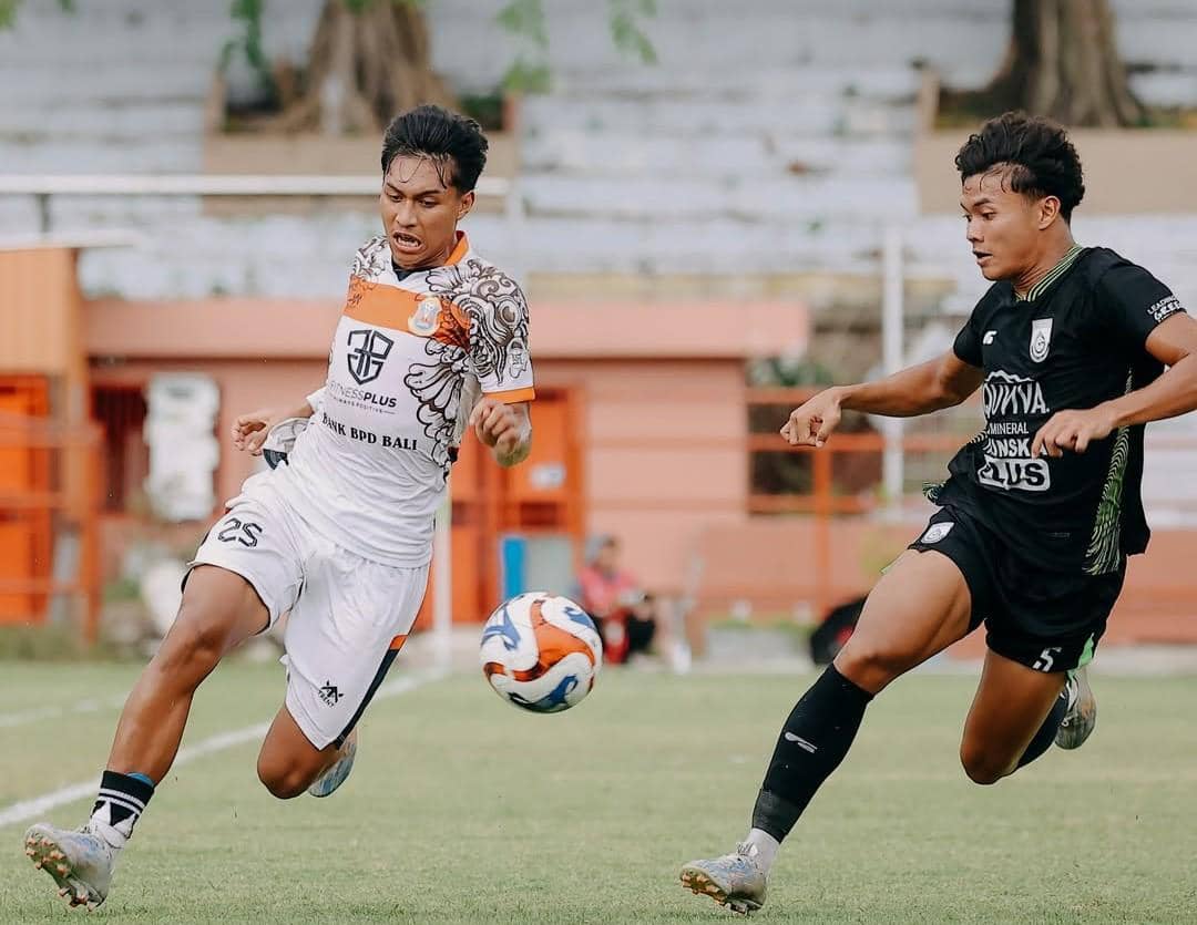Jalannya pertandingan antara Perseden Denpasar (putih) dan Gresik United (hitam).