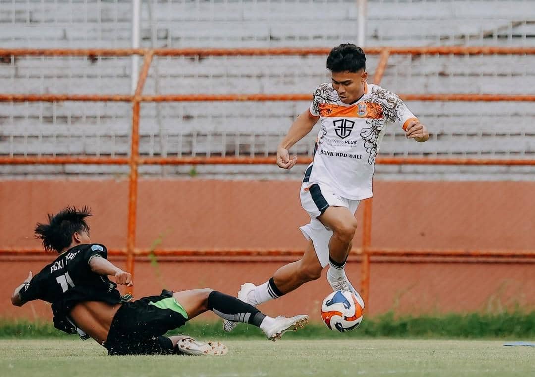 Jalannya pertandingan antara Perseden Denpasar (putih) dan Gresik United (hitam).