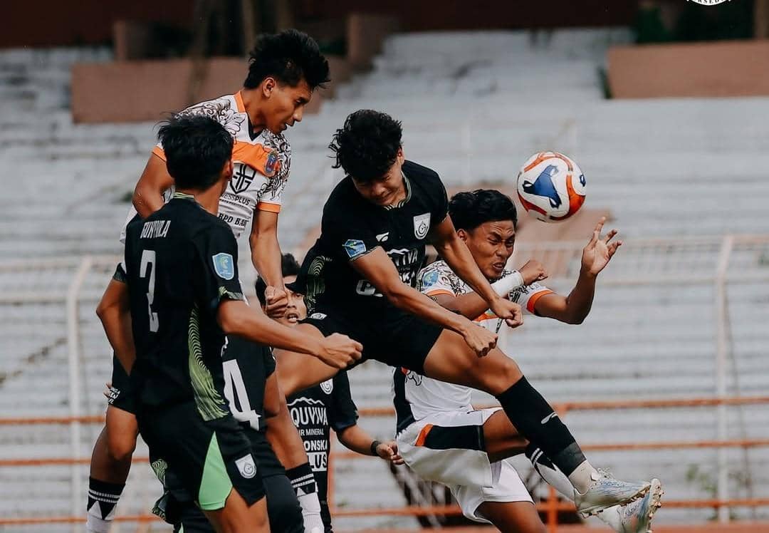 Jalannya pertandingan antara Perseden Denpasar (putih) dan Gresik United (hitam). 