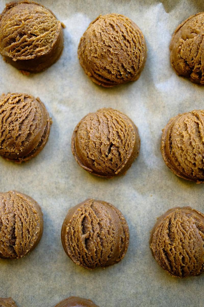 ilustrasi adonan cookies yang dibentuk pakai scoop 