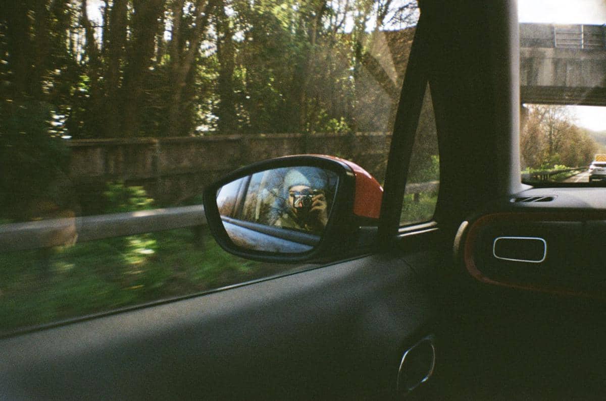 ilustrasi kaca samping mobil