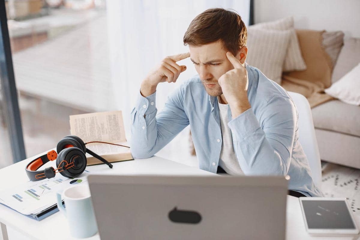 ilustrasi pria berpikir