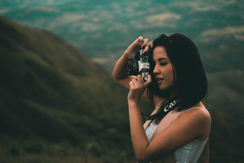 Ilustrasi wanita memegang kamera