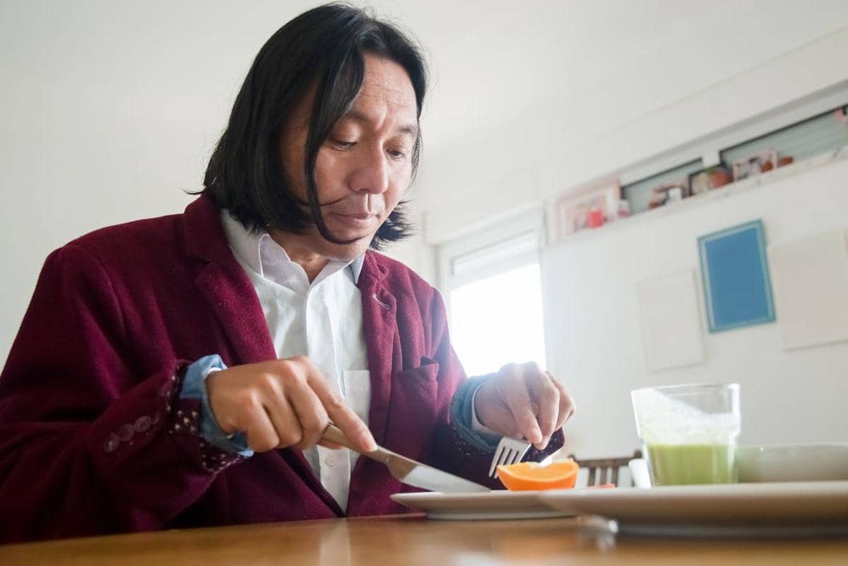 ilustrasi pria makan