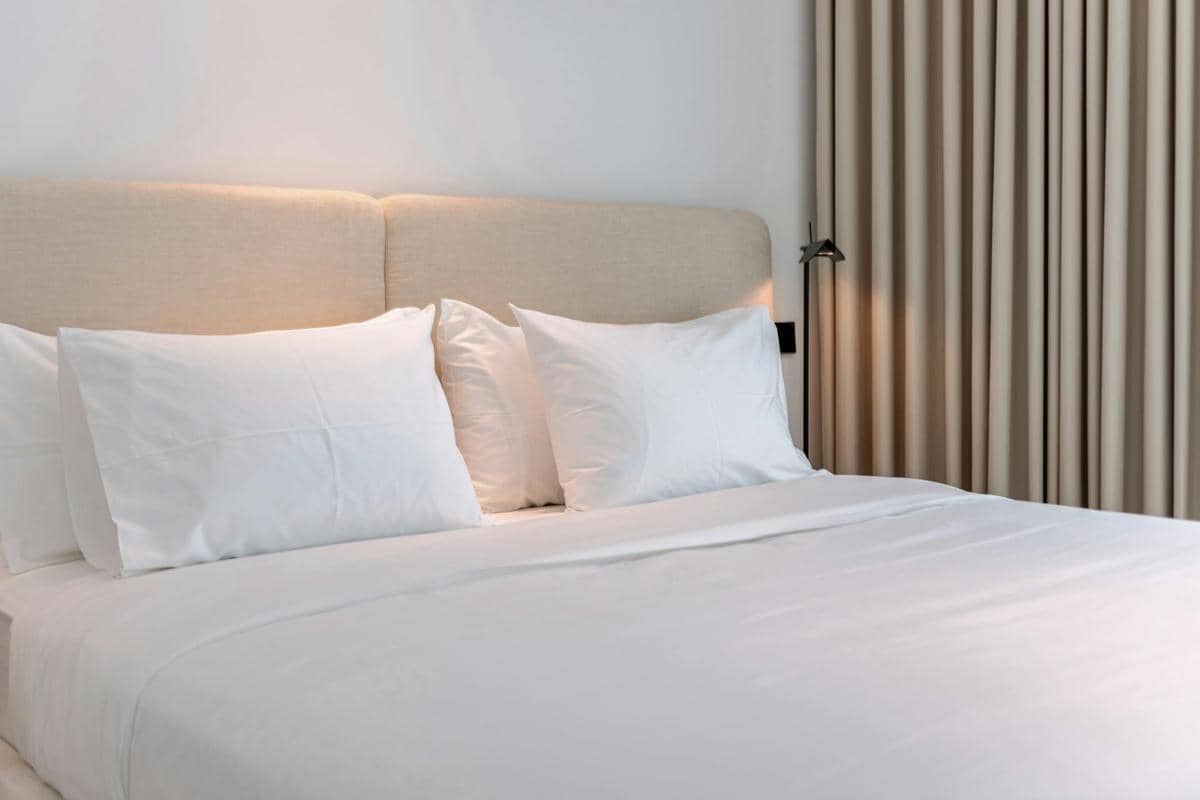 kasur dengan seprai putih