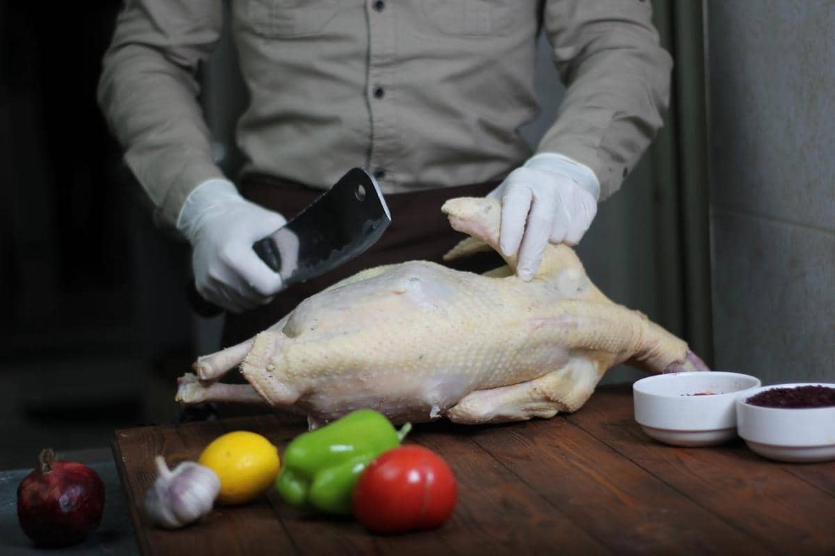 ilustrasi membersihkan daging 