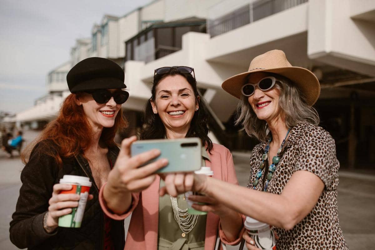 sekelompok sahabat yang hangout bersama