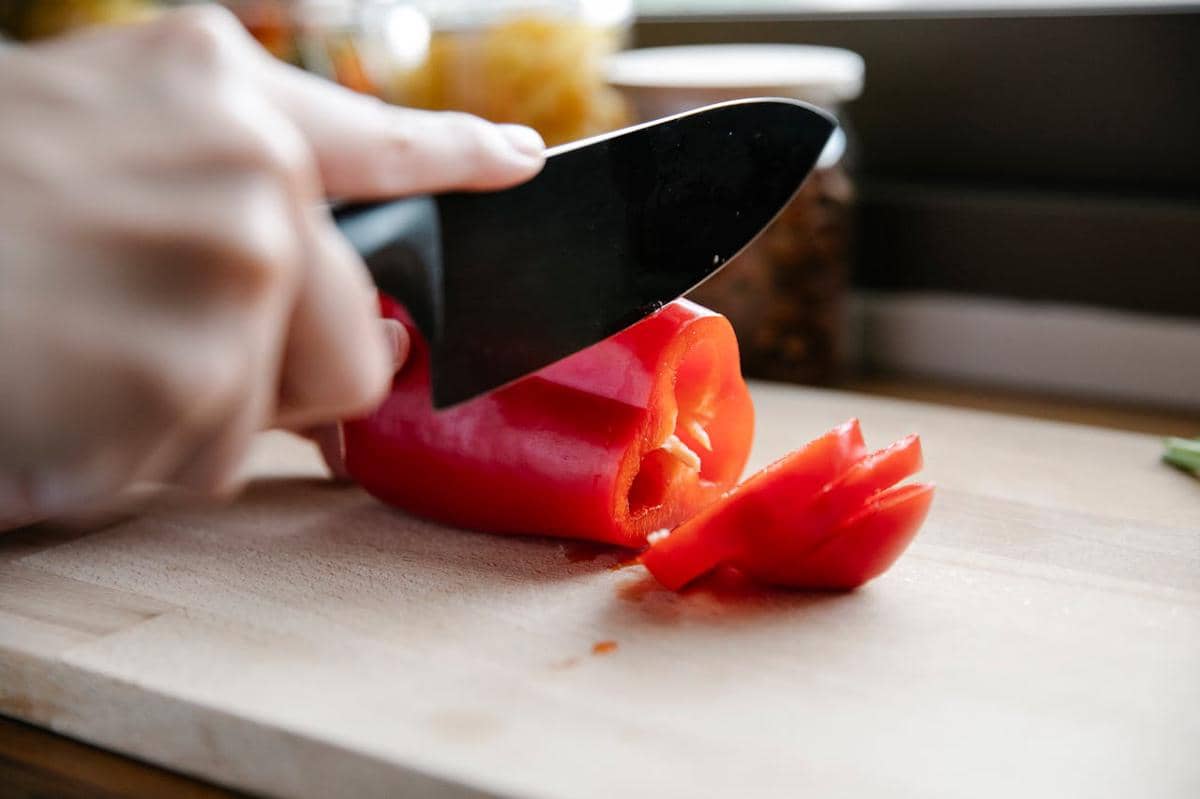 ilustrasi memotong paprika