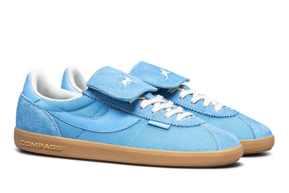 foto sepatu biru Compass