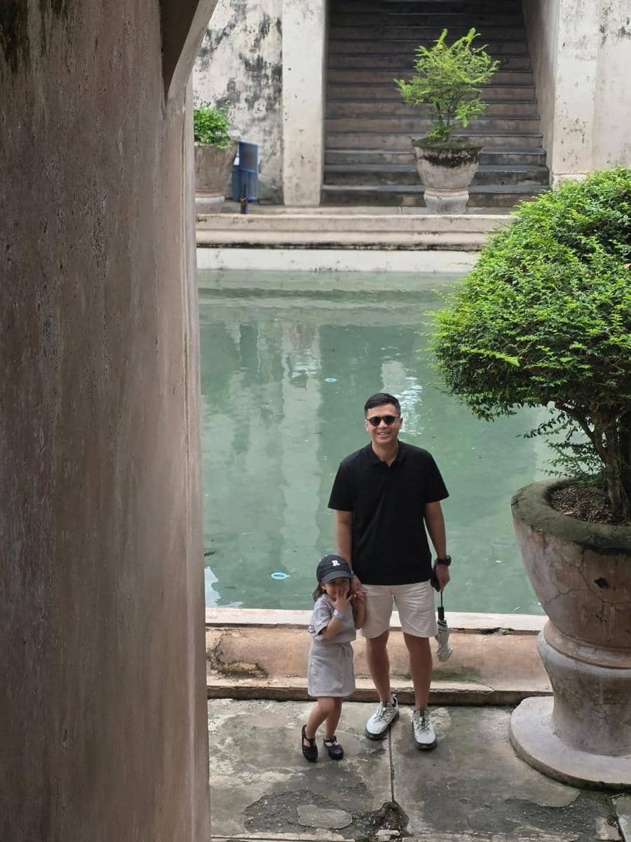 Karina Nadila ajak keluarga jalan-jalan di Taman Sari.