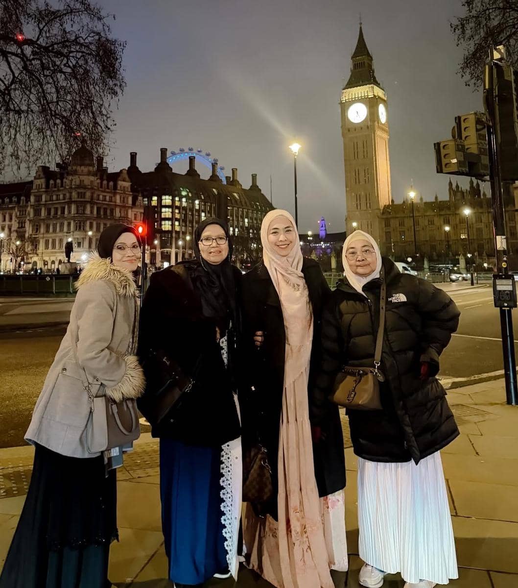 Oki Setiana Dewi ajak ibunda jalan-jalan di London.