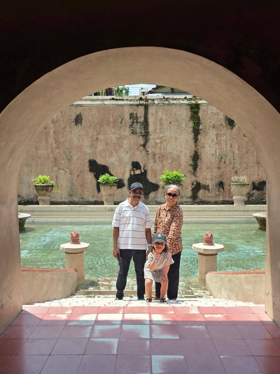 Karina Nadila ajak keluarga jalan-jalan di Taman Sari.